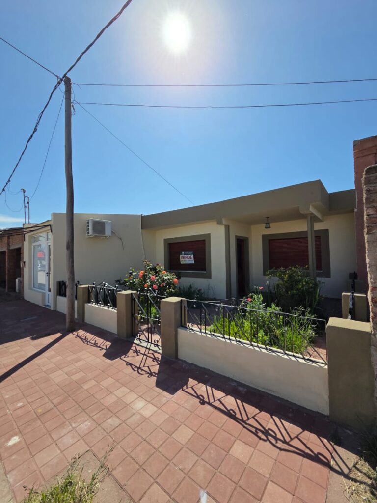 Casa con Local Comercial y Amplio Patio