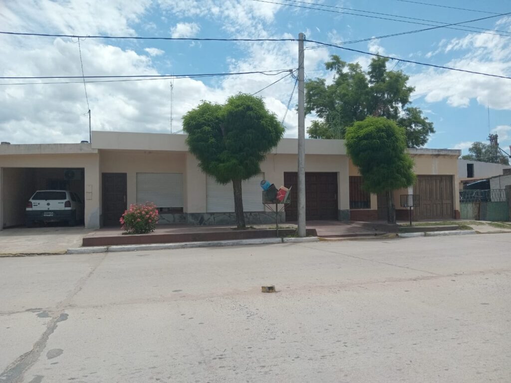 Amplia Casa de 4 Habitaciones con Garage