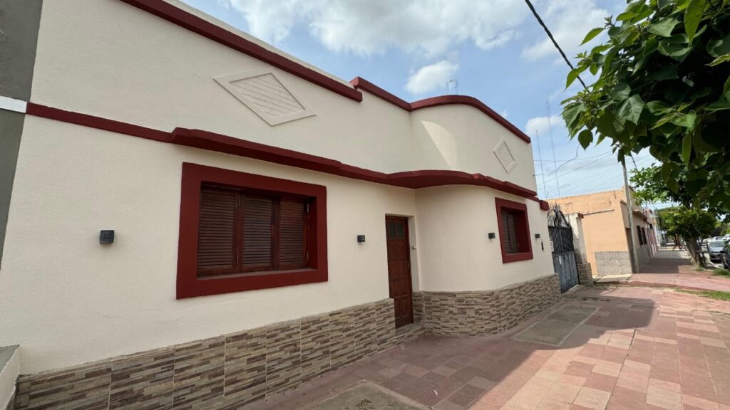 Casa con Cochera y Galpón en Venta