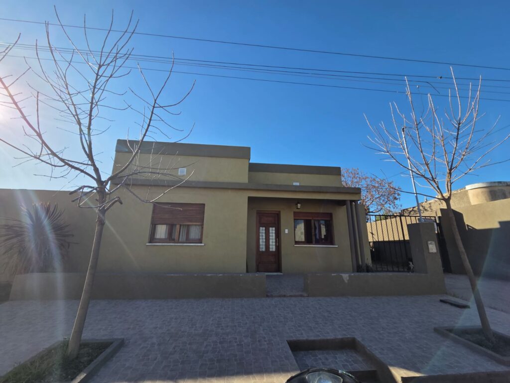 Casa con amplios ambientes y patio