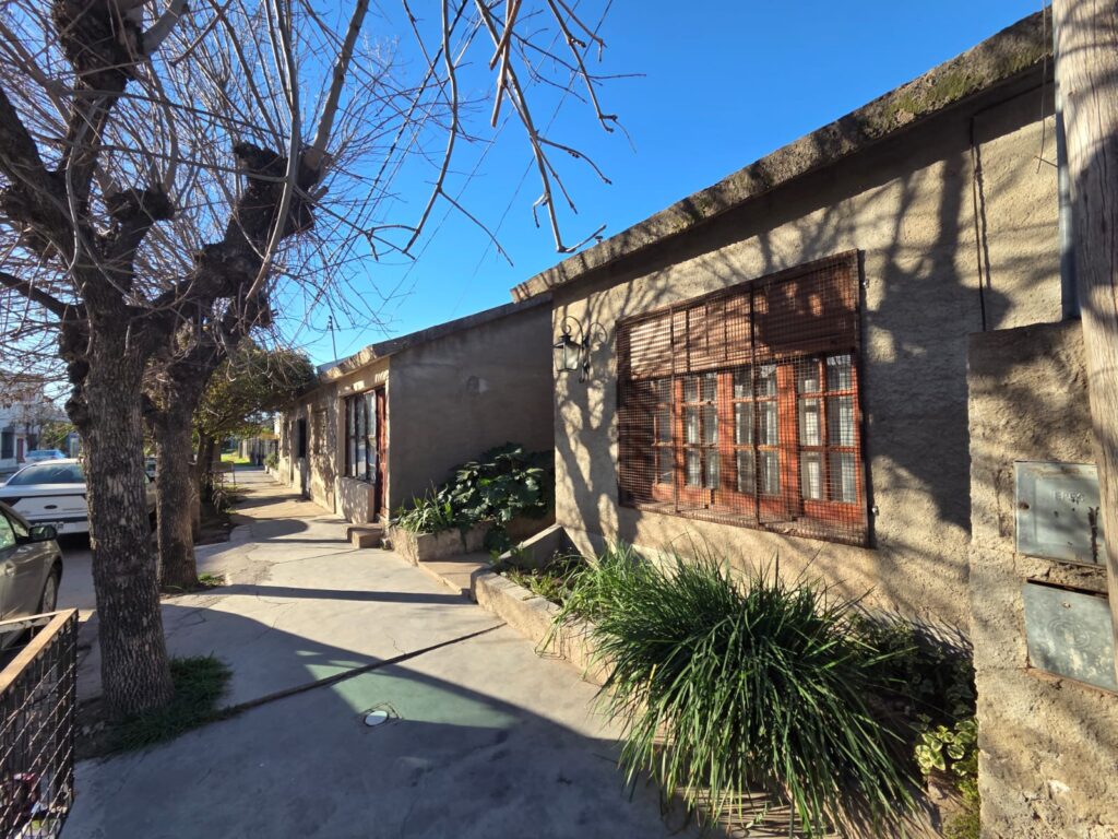 Casa con Local Comercial en Venta – 3 Habitaciones