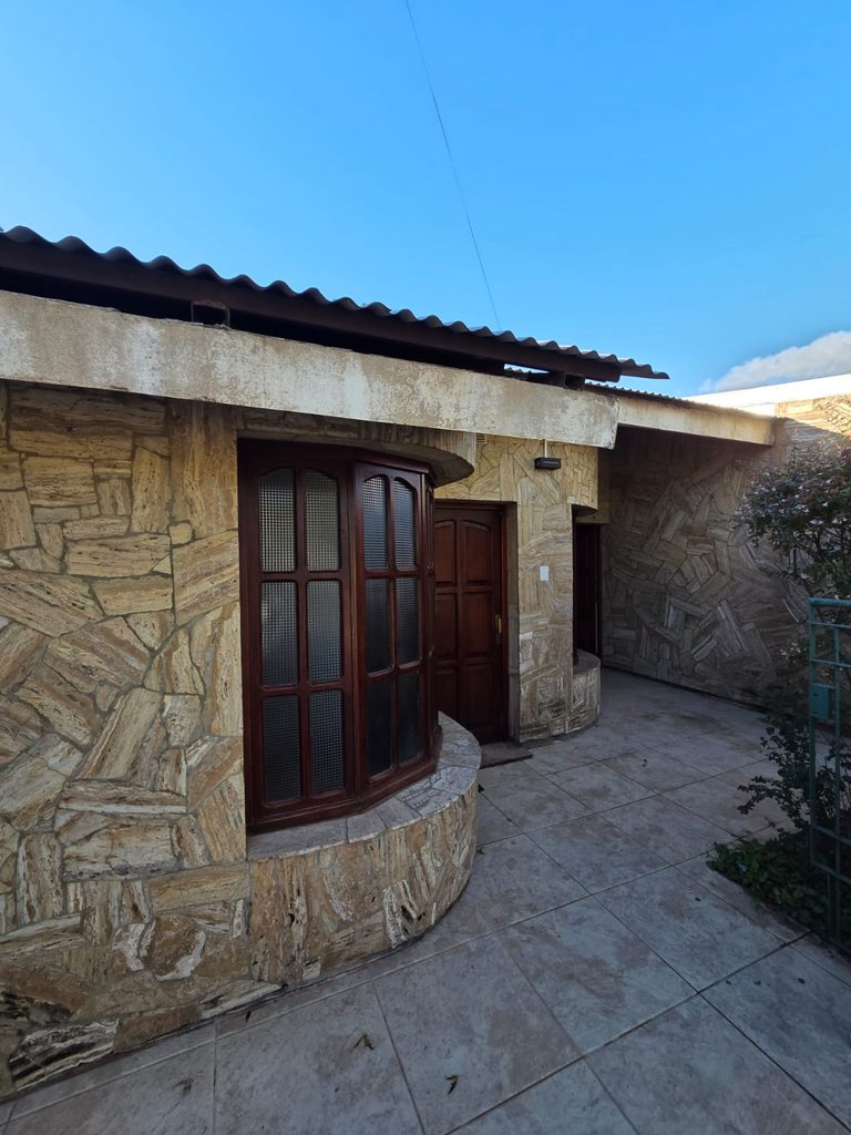 Casa con 2 Consultorios, Pileta y Garage – Huinca Renancó